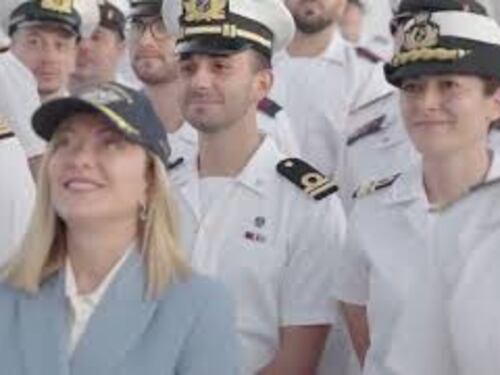 Meloni sulla Vespucci a Gedda, per lei in dono il cappellino della Nave