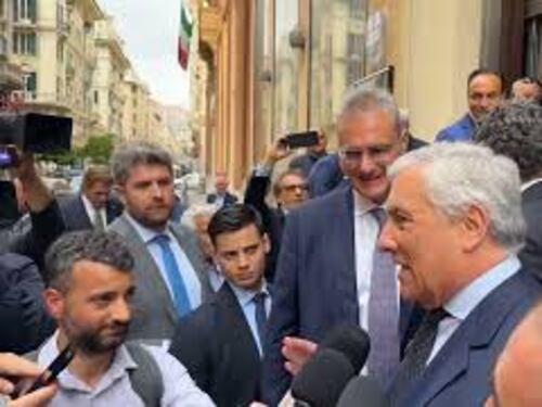 Tajani fa una foto con candidato sindaco a Genova Piciocchi: Sei troppo alto, portatemi uno sgabello
