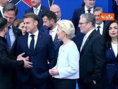 Zelensky parla con Rutte, Macron e von der Leyen prima della foto di gruppo al vertice Cpe di Tirana