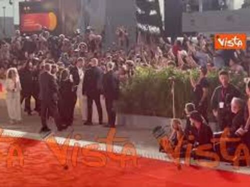 Venezia 82, pubblico in visibilio per Emma Stone e il cast di Bugonia