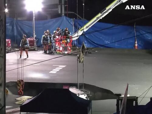 Un 74enne bloccato da 24 ore in una voragine stradale vicino Tokyo