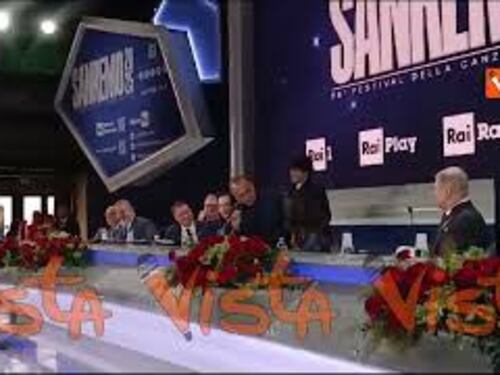 Carlo Conti accompagna in sala stampa Settembre: "Siediti tra agosto e..."