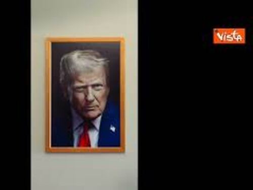 Esposto alla Casa Bianca il nuovo ritratto di Donald Trump. Sguardo serio e cravatta rossa