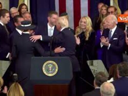Trump bacia i figli e la moglie Melania (stavolta per davvero) dopo il giuramento