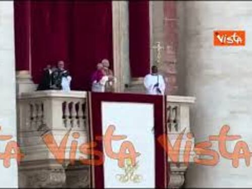Leone XIV si presenta in Piazza San Pietro dopo elezione, gli applausi della folla per il nuovo Papa