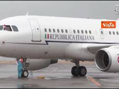 L'arrivo di Mattarella all'aeroporto di Tokyo per visita di Stato in Giappone