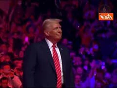 Trump sul palco con i Village People al comizio pre insediamento balla al ritmo di Ymca