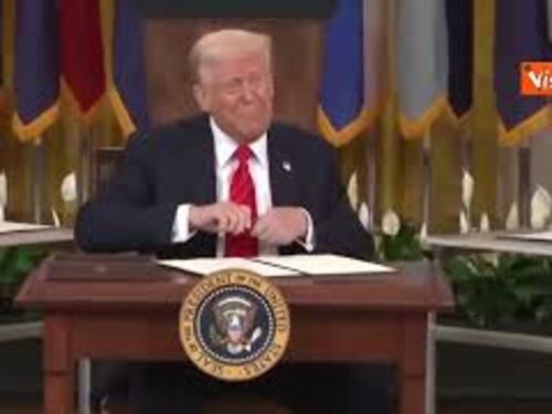 Trump seduto fra i banchi di scuola con gli studenti firma eliminazione Dipartimento dell'educazione