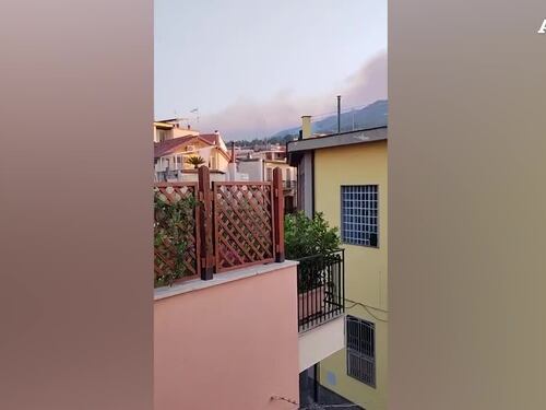 Incendio sul Vesuvio, le fiamme raggiungono circa 3 chilometri di estensione