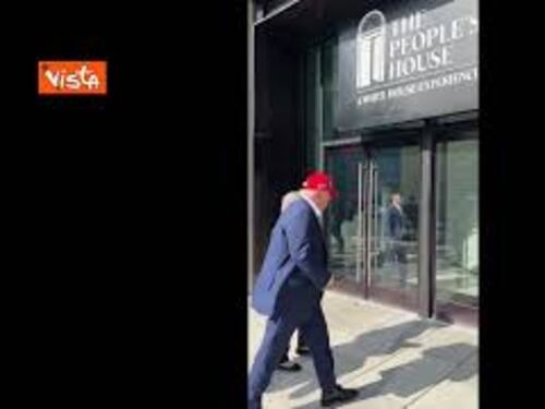 Il Presidente Usa a sorpresa in negozio souvenir della Casa Banca col cappello "Trump aveva ragione"