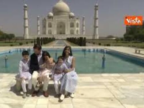 Jd Vance con la famiglia visitano il Taj Mahal in India