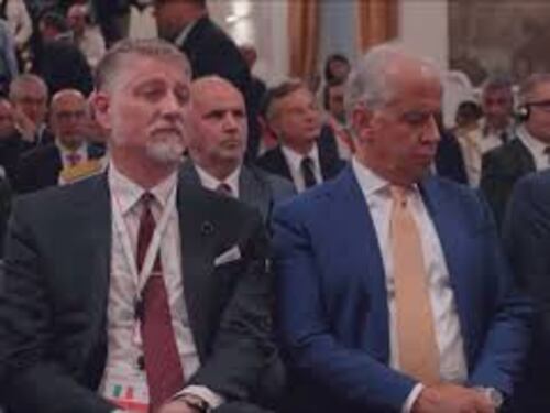 Le cuffie per l'interprete del Presidente Tebboune non funzionano, Meloni: "Il bello della diretta"