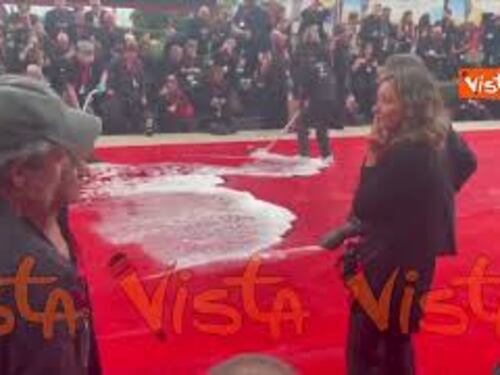 Venezia 82, il "red carpet" pulito con schiuma e spazzole dopo la parata di star del film "The Hunt"