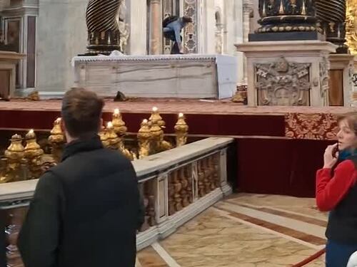 Assalto vandalico nella basilica di San Pietro