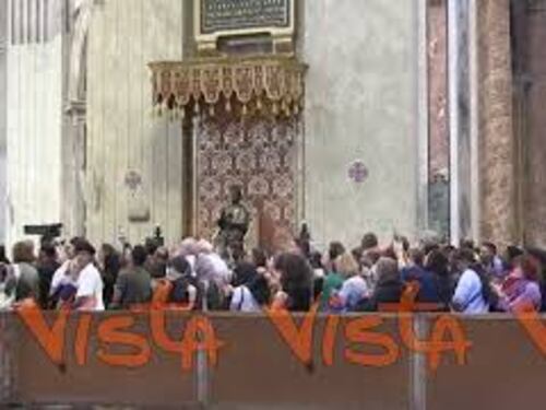 Addio a Papa Francesco, la fila dei fedeli venuti a rendere omaggio alla salma del Santo Padre