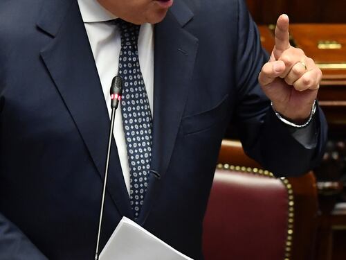 "Difendo il mio onore". Il ministro si difende dall'accusa di essere "prezzolato"