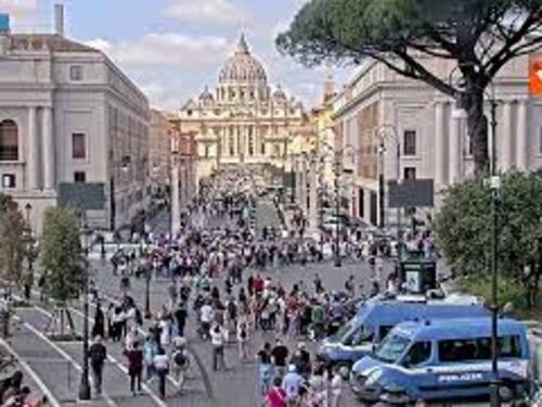 Addio Papa Francesco, la folla a San Pietro vista dall'alto dall'elicottero della Polizia di Stato