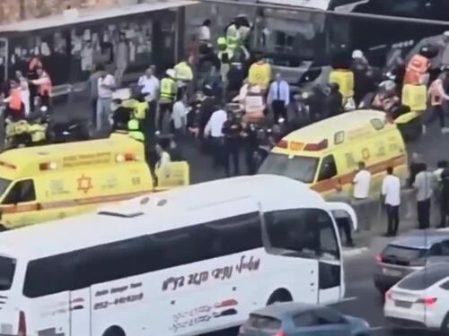 I soccorritori arrivano sul luogo dell'attentato a Gerusalemme