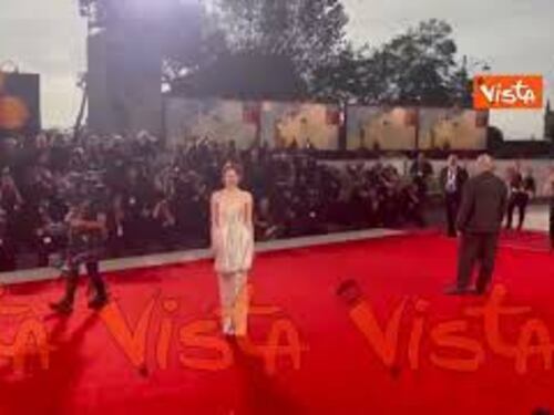 Venezia 82, Emma Stone brilla sul red carpet della Mostra del Cinema in un abito a palloncino
