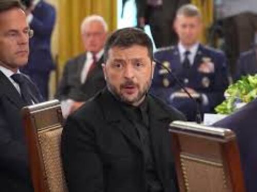Zelensky alla Casa Bianca, la pacca sulle spalle di Trump, poi la stretta di mano con Jd Vance