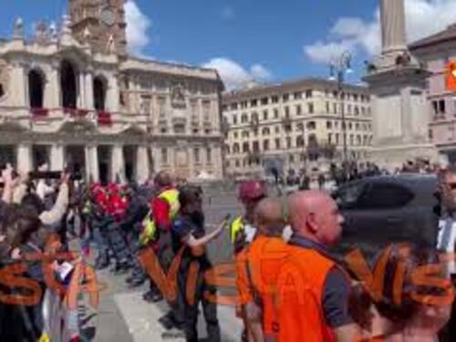 La Papamobile con il feretro di Papa Francesco arriva a Santa Maria Maggiore tra gli applausi