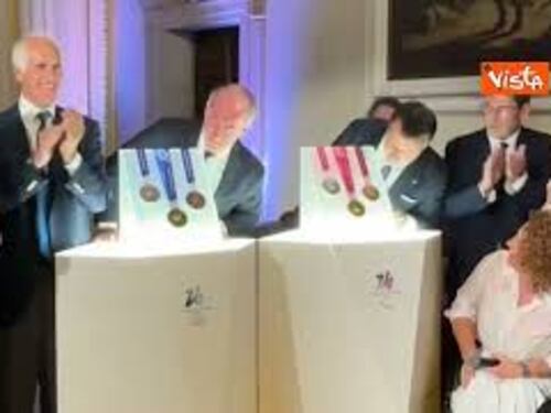 Olimpiadi Milano-Cortina 2026, Salvini, Malagò, Attilio Fontana e Zaia svelano le medaglie