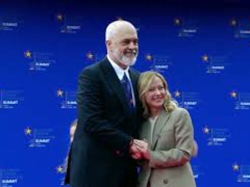 Meloni accolta a Tirana da Edi Rama che si inginocchia a mani giunte davanti a lei