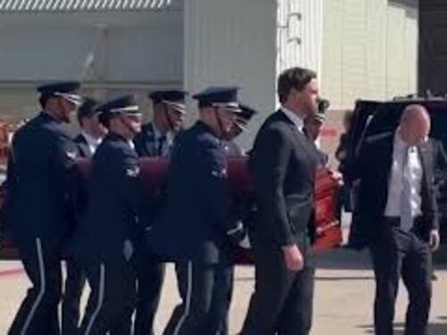 Omicidio di Charlie Kirk, JD Vance scorta il feretro in Arizona sull'Air Force Two