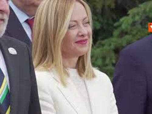 La stretta di mano tra Meloni e il primo ministro indiano Modi al G7