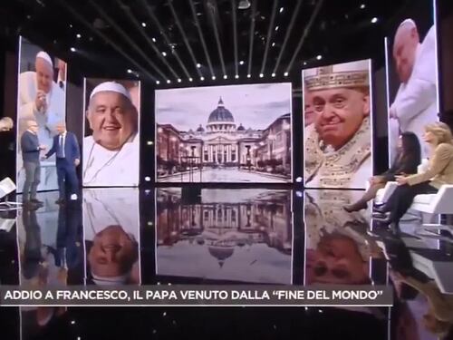 Sallusti parla di Papa Francesco in tv e cade dalla sedia