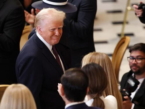 Cancellato il genere X, tornano maschio e femmina: Trump mette fine al delirio woke
