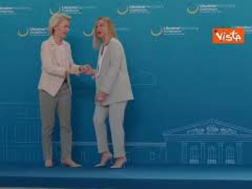 Abbraccio e baci sulle guance tra Meloni e von der Leyen a conferenza ricostruzione Ucraina