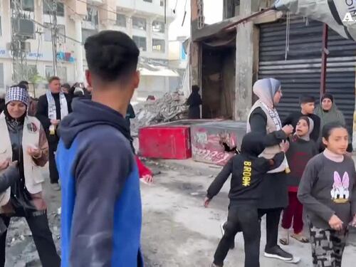 Gaza, i palestinesi festeggiano la tregua ma gli attacchi non cessano