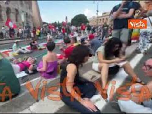 Manifestazione contro il riarmo, il sit in con i lenzuoli bianchi davanti al Colosseo