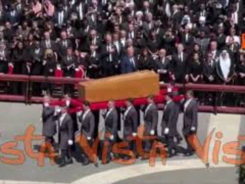 Funerali Papa Francesco, il feretro portato via da Piazza San Pietro tra gli applausi della folla