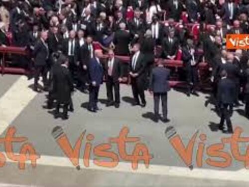 Trump prende per mano Melania e lasciano Piazza San Pietro al termine del funerale del Papa