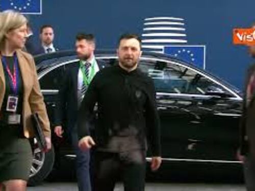 Zelensky col suo look militare arriva a Bruxelles per il Consiglio Ue straordinario sulla difesa