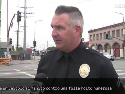 Auto sulla folla a Los Angeles, autista colpito da arma da fuoco