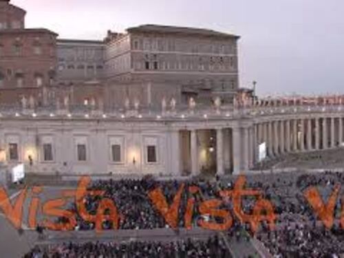 Rosario in suffragio di Papa Francesco, l'applauso dei fedeli e le grida: "Viva il Papa"