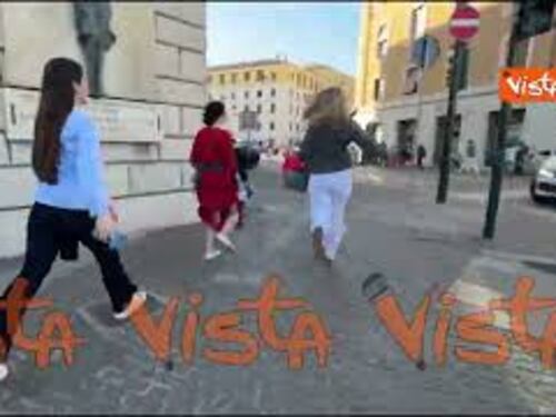 Fumata bianca, gente in strada corre verso San Pietro per l'elezione del nuovo Papa