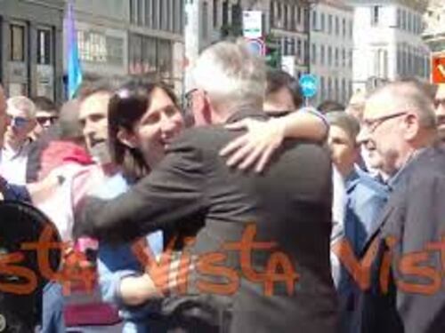 L'abbraccio tra Elly Schlein e Landini nella Piazza contro l'odio a Milano