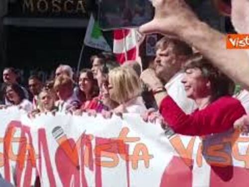 25 Aprile, i manifestanti cantano "Bella ciao" al corteo di Milano