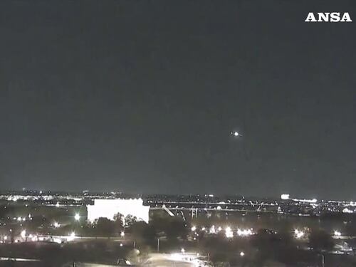 L'impatto tra aereo passeggeri e elicottero militare nelle riprese EarthCam