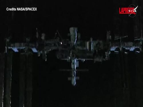 Gli astronauti sulla Iss festeggiano all'arrivo dell'equipaggio che li sostituirà
