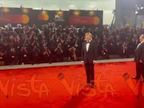 Venezia 82, Jesse Plemons in smoking nero con camicia bianca e papillon
