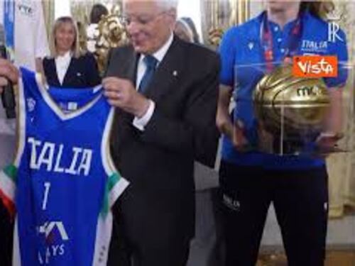 Mattarella riceve in dono una maglia dalla nazionale maschile e femminile di pallacanestro U20