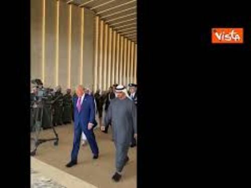 Trump accolto dalla “danza dei capelli” ad Abu Dhabi, negli Emirati Arabi
