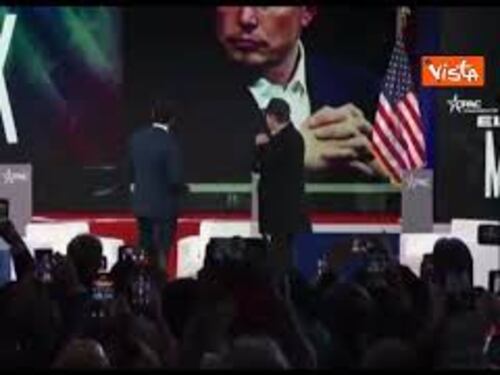 Elon Musk brandisce la motosega donata da Milei sul palco del Cpac