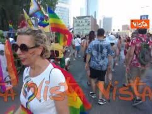 La colorata sfilata del Milano Pride