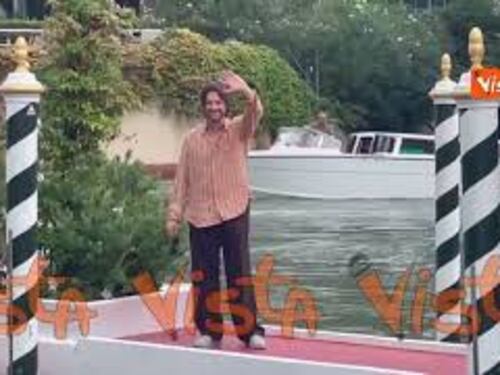 Venezia 82, Paolo Strippoli in posa per i fotografi al Lido